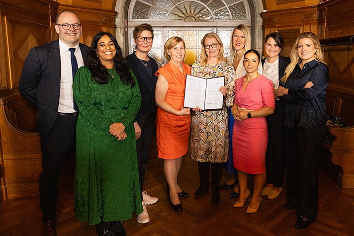 Skolminister Lotta Edholm och kulturminister Parisa Liljestrand tillsammans med sina nordiska ministerkollegor i samband med undertecknandet av språkdeklarationen.