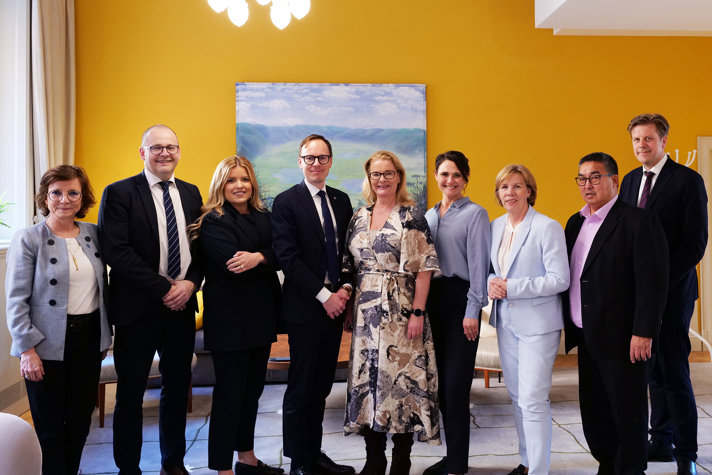 Utbildningsminister Mats Persson och skolminister Lotta Edholm står uppställda på rad tillsammans med sina nordiska ministerkollegor i samband med mötet.