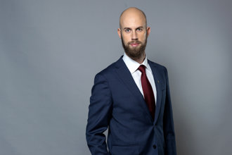 Porträttbild på minister för civilt försvar Carl-Oskar Bohlin