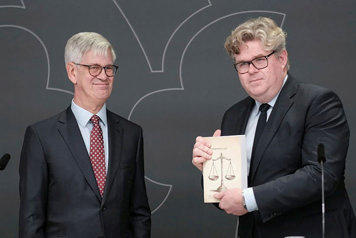 Utredaren Anders Hagsgård överlämnar betänkandet till justitieminister Gunnar Strömmer.