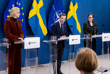 Statsminister Ulf Kristersson flankerad av finansminister Elisabeth Svantesson och utrikesminister Maria Malmer Stenergard i var sin talarstol