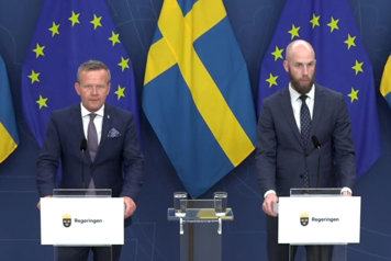 De medverkande står vid var sin talarpulpet.