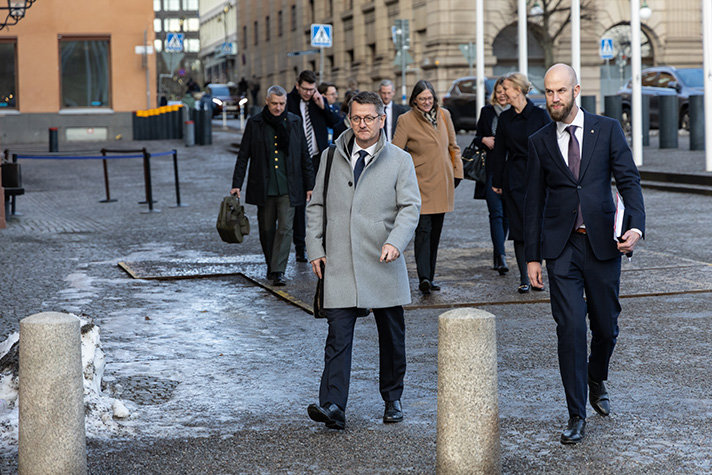 Torsten Schack Pedersen och Carl-Oskar Bohlin promenerar mot Rosenbad