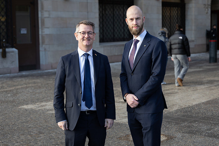 Torsten Schack Pedersen och Carl-Oskar Bohlin står för att bli fotograferade på en solig Stockholmsgata