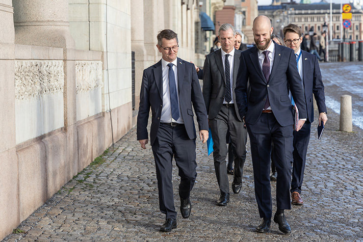 Torsten Schack Pedersen och Carl-Oskar Bohlin promenerar mot Rosenbad och samtalar med varandra