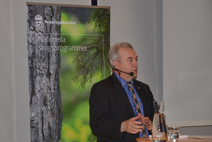 Landsbygdsminister i talarstol Landsbygdsminister i talarstol