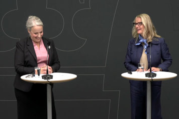 De medverkande står vid var sin talarpulpet.