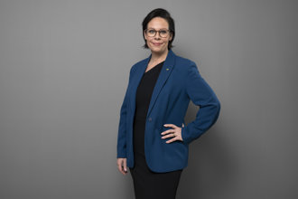 Utrikesminister Maria Malmer Stenergard i blå kavaj och mörka byxor.