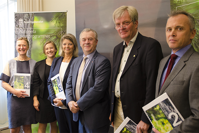 Arbetsgruppernas medlemmar står runt landsbygdsministern