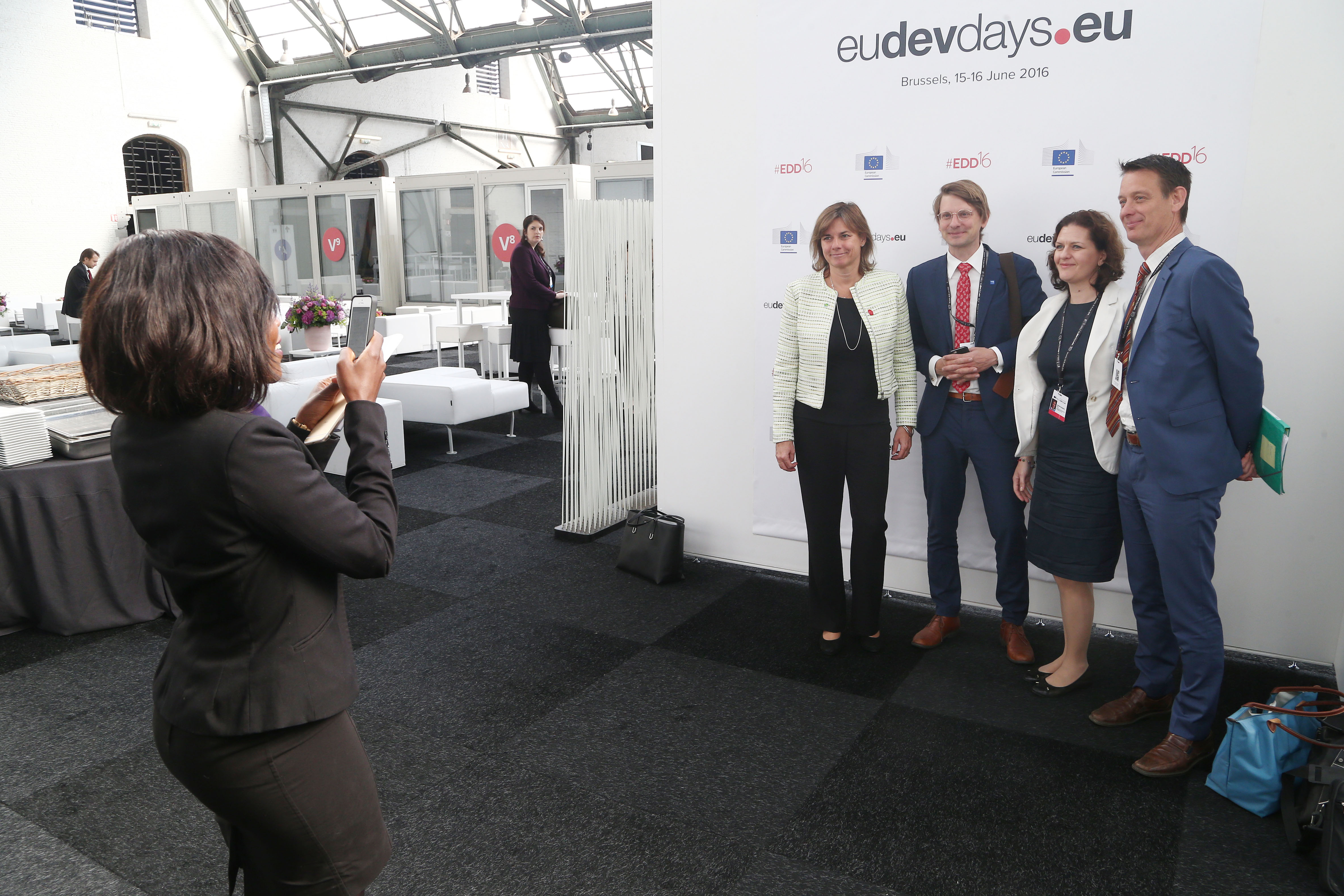 Isabella Lövin blir fotograferad tillsammans med sina medarbetare vid European Development Days. Isabella Lövin blir fotograferad tillsammans med sina medarbetare vid European Development Days.