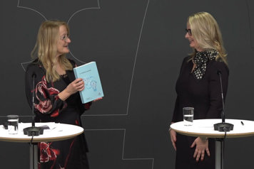 Den särskilda utredaren överlämnar betänkandet till statsrådet Edholm.