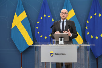 Arbetsmarknadsminister Johan Britz står vid ett podium i pressrummet Rosenbad och talar..