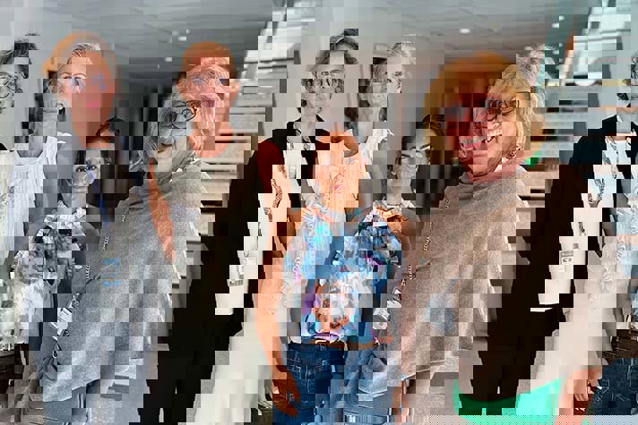 Bild på Irene Strömmer, stabschef hos kulturministern, Lovisa Fhager Logothetis, Bonniers Familjestiftelse, kulturminister Parisa Liljestrand och Anneli Glamsare, initiativtagare till Läsa äger.