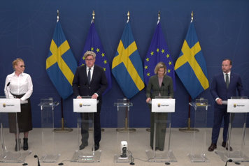 De medverkande står vid var sin talarpulpet