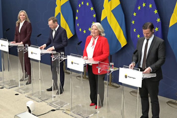 De fyra medverkande står bakom var sin talarstol.