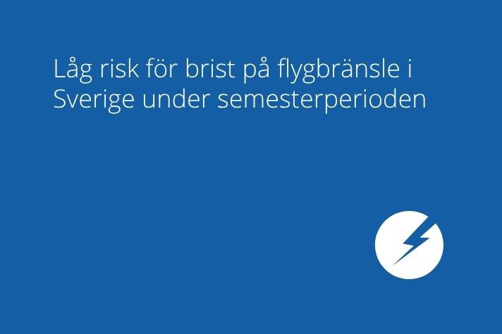Vit blixtsymbol mot blå bakgrund med texten Låg risk för brist på flygbränsle i Sverige under semesterperioden.