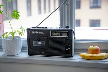 En radio som står i ett fönster.