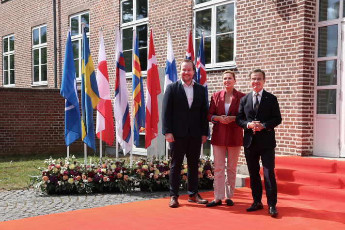 Statsminister Ulf Kristersson står bredvid Danmarks statsminister Mette Frederiksen och Färöarnas lagman Beinir Johannesen.