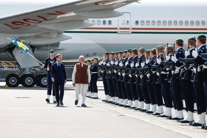 Ulf Kristersson och Narendra Modi går framför honnörsvakt, där soltater står uppställda på rad.