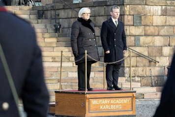 Frankrikes försvarsminister Catherine Vautrin och försvarsminister Pål Jonson står på ett podium utanför Karlbergs slott.