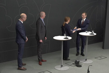 Jakob Forssmed, socialminister tar emot utredning från Ann Lindberg, Läkemedelverkets generaldirektör samt Tomas Nilsson, utredare och Martin Burman, utredare.