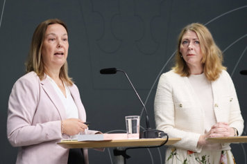 Regeringens särskilde utredare Anna Nergårdh och sjukvårdsminister Elisabet Lann på pressträff.