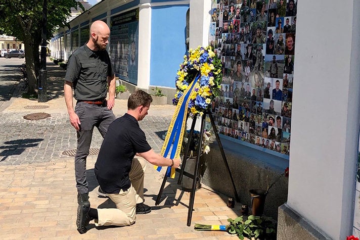 Pål Jonson och Carl-Oskar Bohlin lägger ned en krans vid minnesmonumentet för de som stupat i samband med försvaret av Ukraina. 