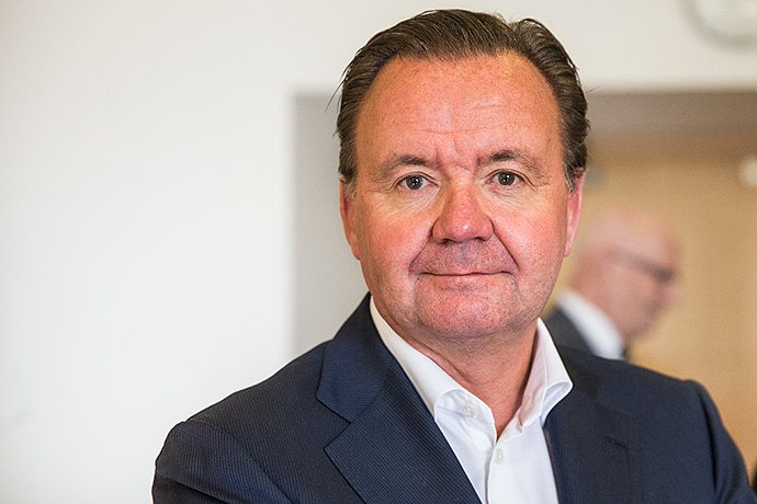 Karl-Henrik Sundström i vit skjorta och blå kavaj. Karl-Henrik Sundström i vit skjorta och blå kavaj.