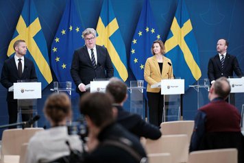 De medverkande står vid var sin talarpulpet.