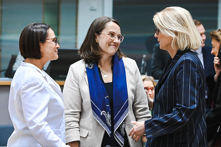 Elisabeth Svantesson med ministerkollegor vid ekofin-rådets möte i Bryssel