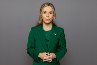 Porträtt i halvfigur på Jessica Rosencrantz mot grå bakgrund.