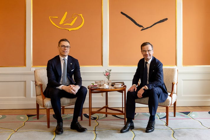 Statsminister Ulf Kristersson och Finlands president Alexander Stubb samtalar i Rosenbad