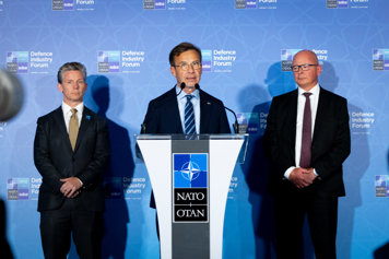 Försvarsministern Pål Jonson statsminister Ulf Kristersson och Saabs verkställande direktör Micael Johansson.