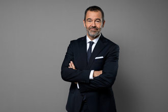 Porträtt i halvfigur på Johan Jakobsson mot grå bakgrund.