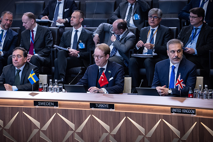 Billström sitter i Natos mötesrum tillsammans med andra utrikesministrar