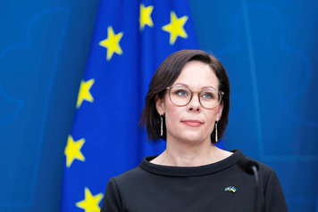 Maria Malmer Stenergard framför EU-flagga.