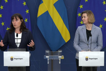 De medverkande står bakom var sin talarpulpet