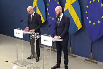 De medverkande står vid var sin talarpulpet.