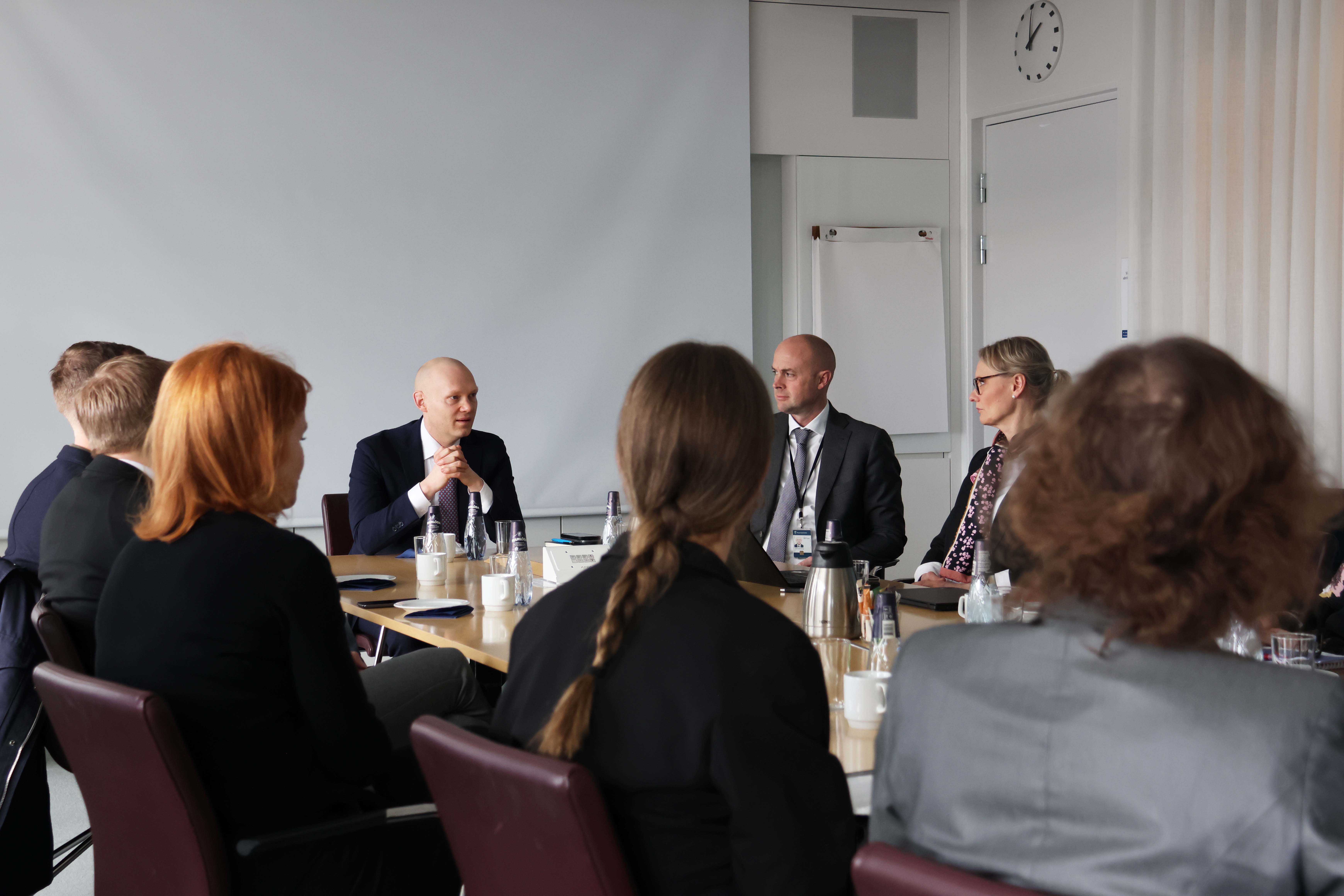 Finansmarknadsministern leder rundabordssamtal