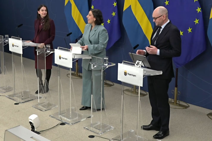 Klimat- och miljöminister Romina Pourmokhtari,  utbildnings- och integrationsminister Simona Mohamsson och arbetsmarknadsminister Johan Britz står vid var sin talarstol avbilda i helfigur snett framifrån
