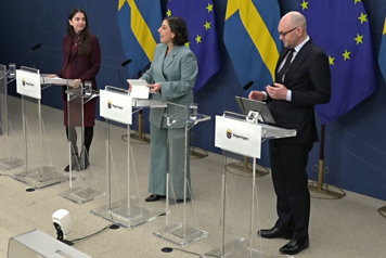 Klimat- och miljöminister Romina Pourmokhtari, utbildnings- och integrationsminister Simona Mohamsson och arbetsmarknadsminister Johan Britz står vid var sin talarstol avbilda i helfigur snett framifrån