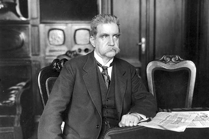 Hjalmar Branting vid ett skrivbord.