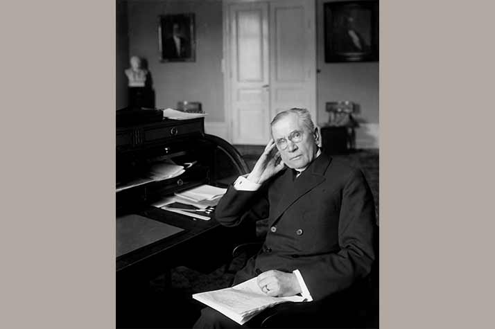 Ernst Trygger vid ett skrivbord.