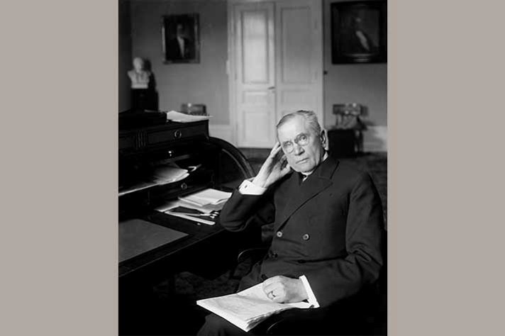Ernst Trygger vid ett skrivbord.