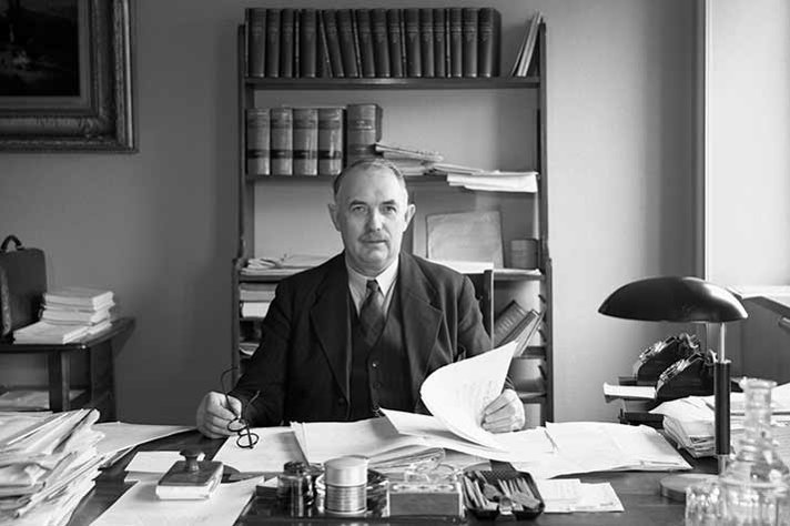 Axel Pehrsson-Bramstorp vid ett skrivbord i ett kontorsrum.