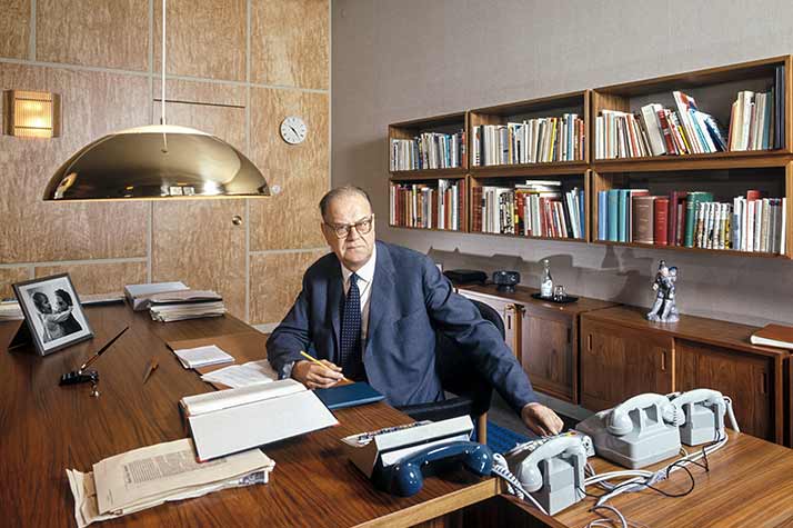 Tage Erlander vid ett skrivbord i ett kontorsrum.