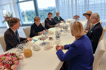 Kungaparet och utrikesminister Margot Wallström i samtal med förbundskansler Angela Merkel. 