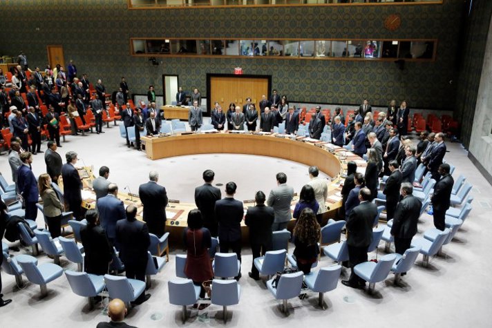 Säkerhetsrådets medlemmar håller stående en tyst minut