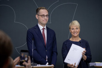 Justistierådet Mikael Westberg lämnar över sin utredning till Anna Tenje.