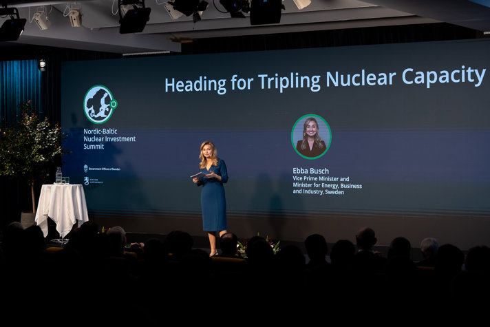 Initiativtagaren och värden för konferensen på scen